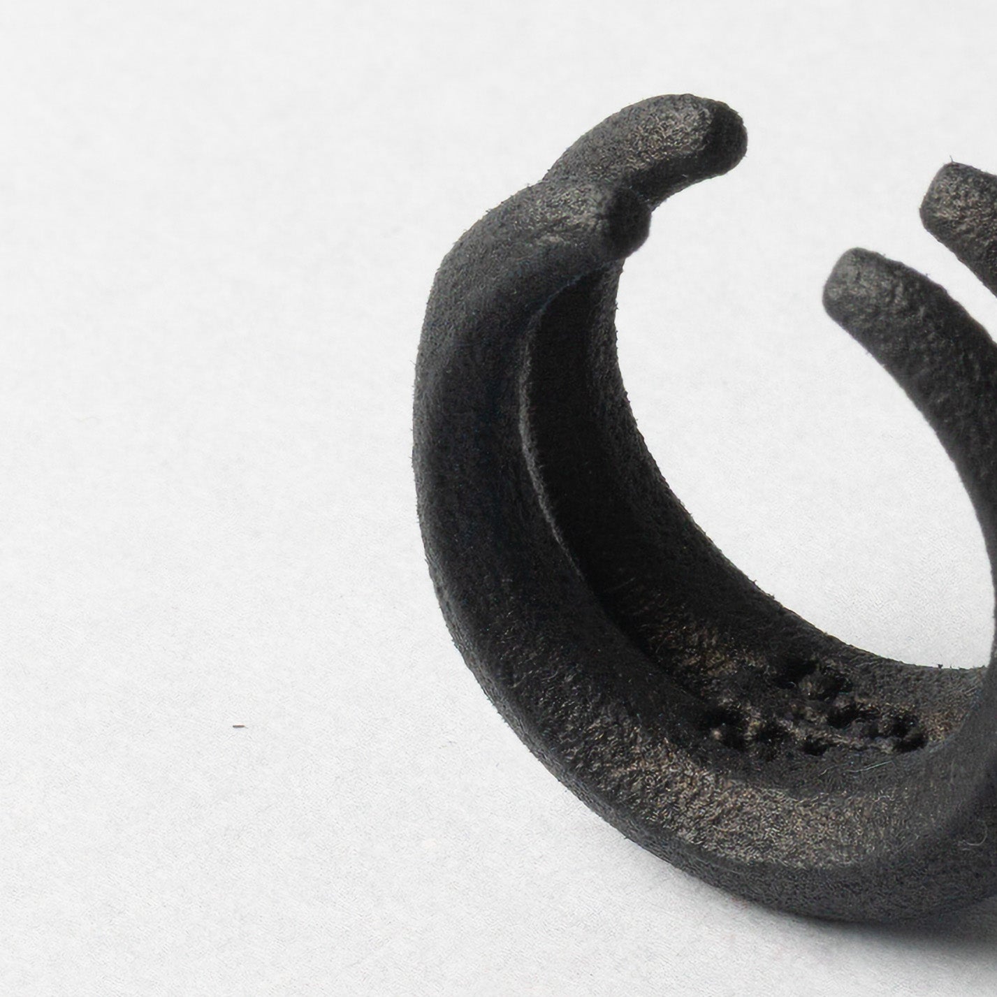 ANELLO_2SWEEP_BLACK_DETTAGLIO.jpg