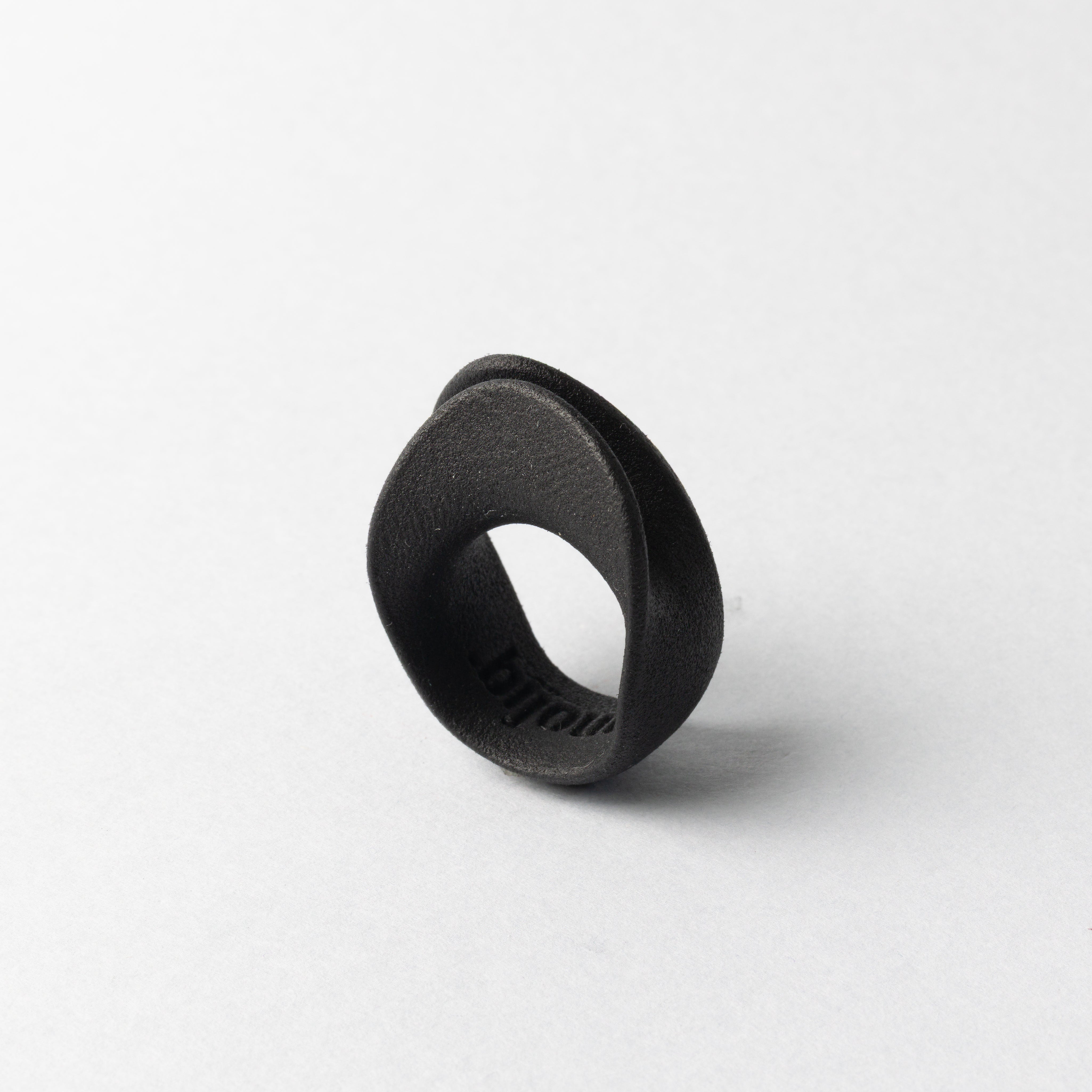 ANELLO_DINKA_BLACK_SFONDO_GRIGIO_2.jpg