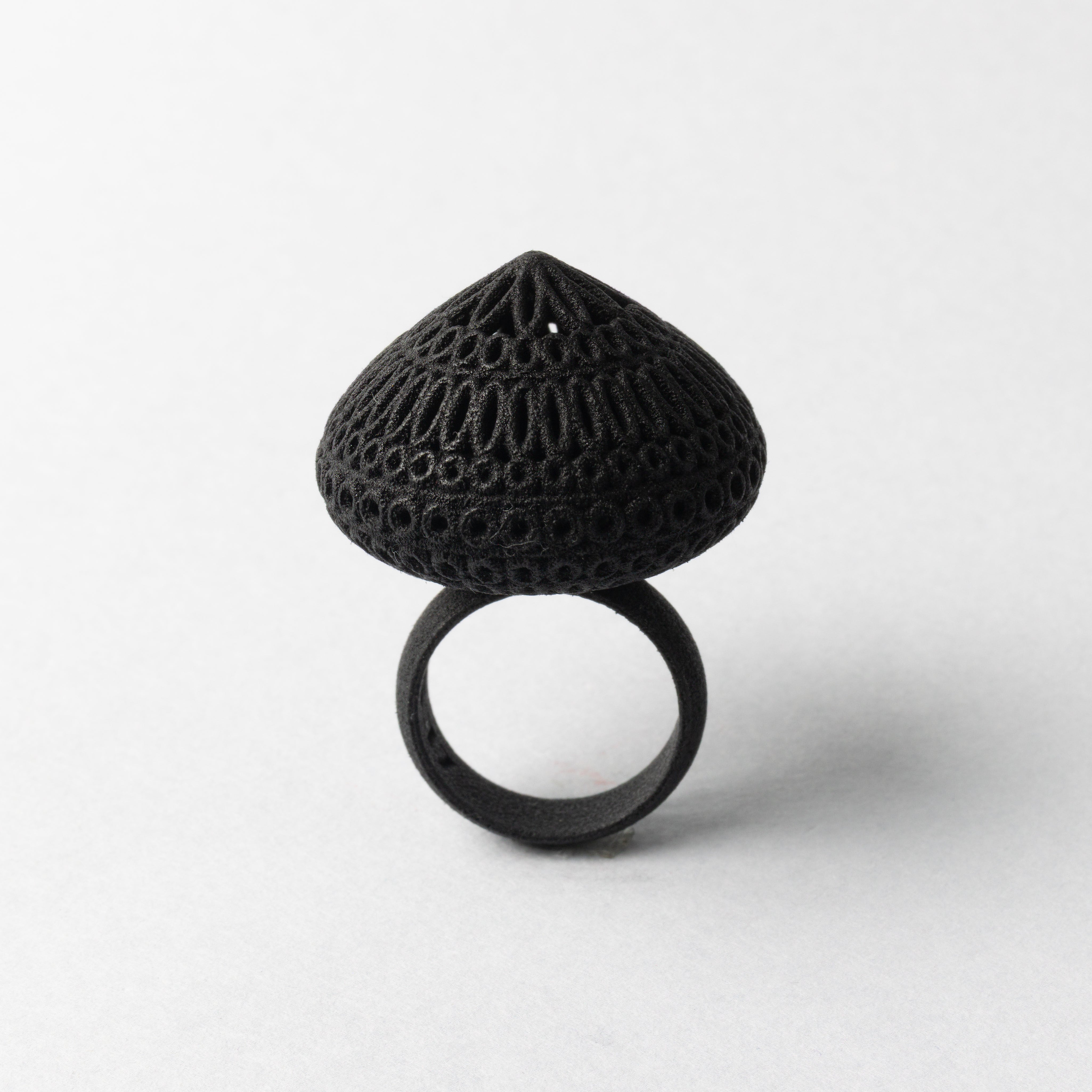 ANELLO_LANTERN_BLACK_SFONDO_GRIGIO.jpg