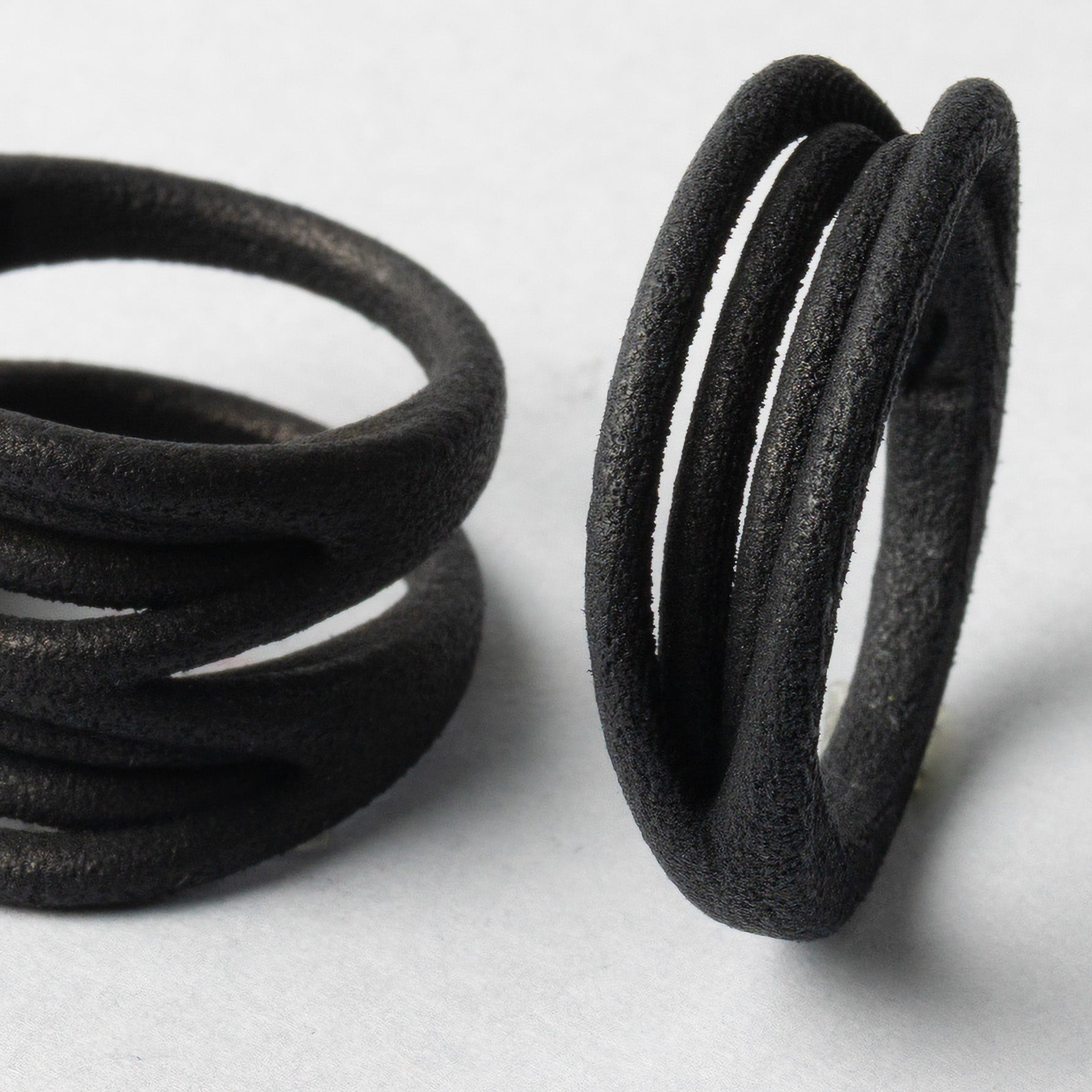 ANELLO_LIPS_2LIPS_BLACK_DETTAGLIO.jpg