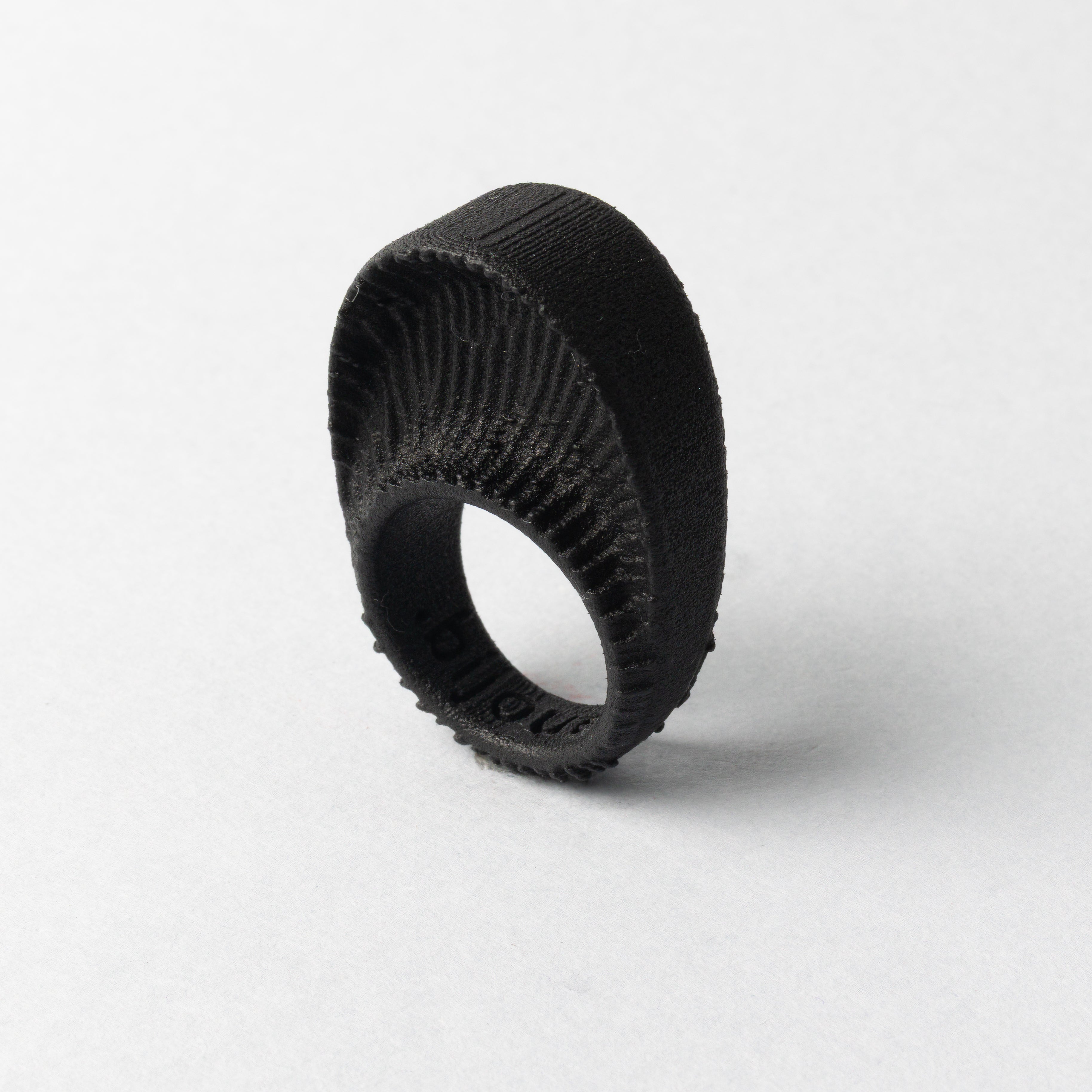 ANELLO_MATERIA_VERT_BLACK_2.jpg