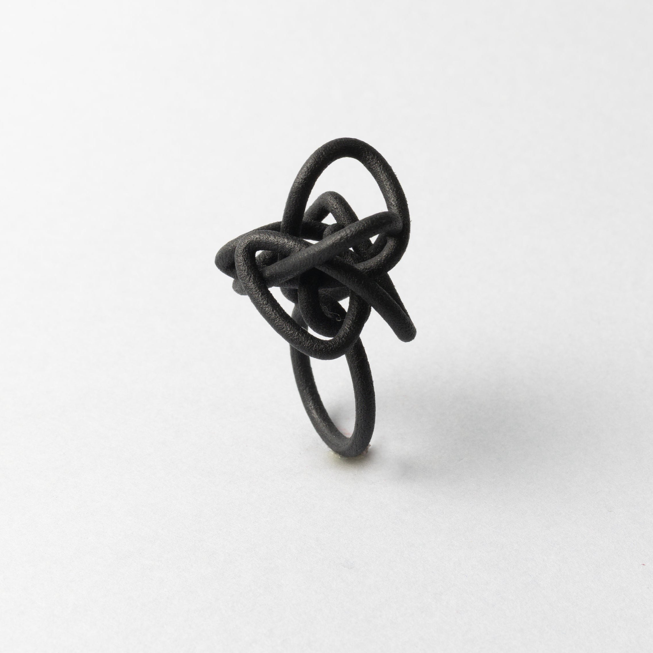 ANELLO_SCARA_BLACK_SFONDO_GRIGIO.jpg