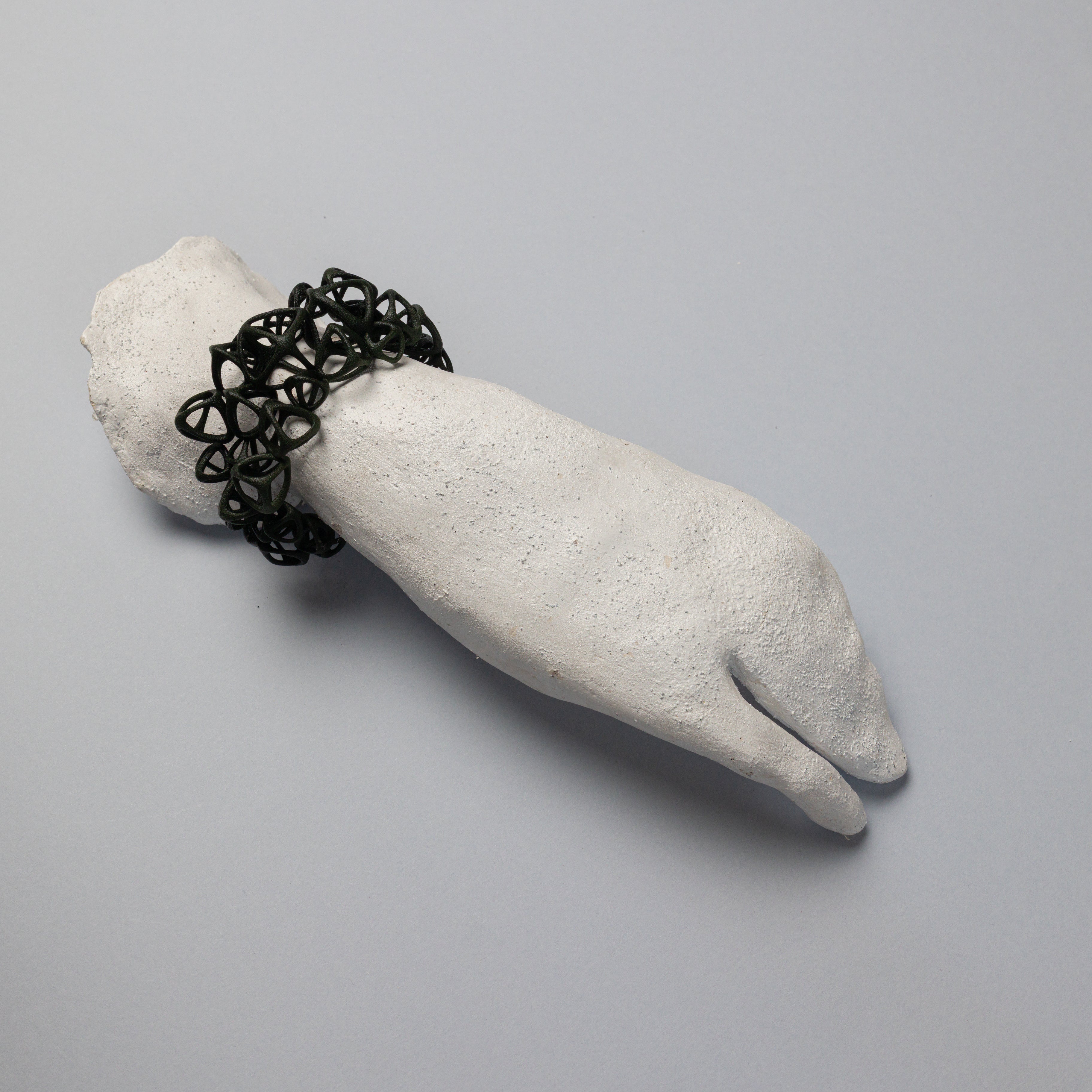 BRACCIALE_INTRIGO_BLACK_SFONDO_GRIGIO.jpg