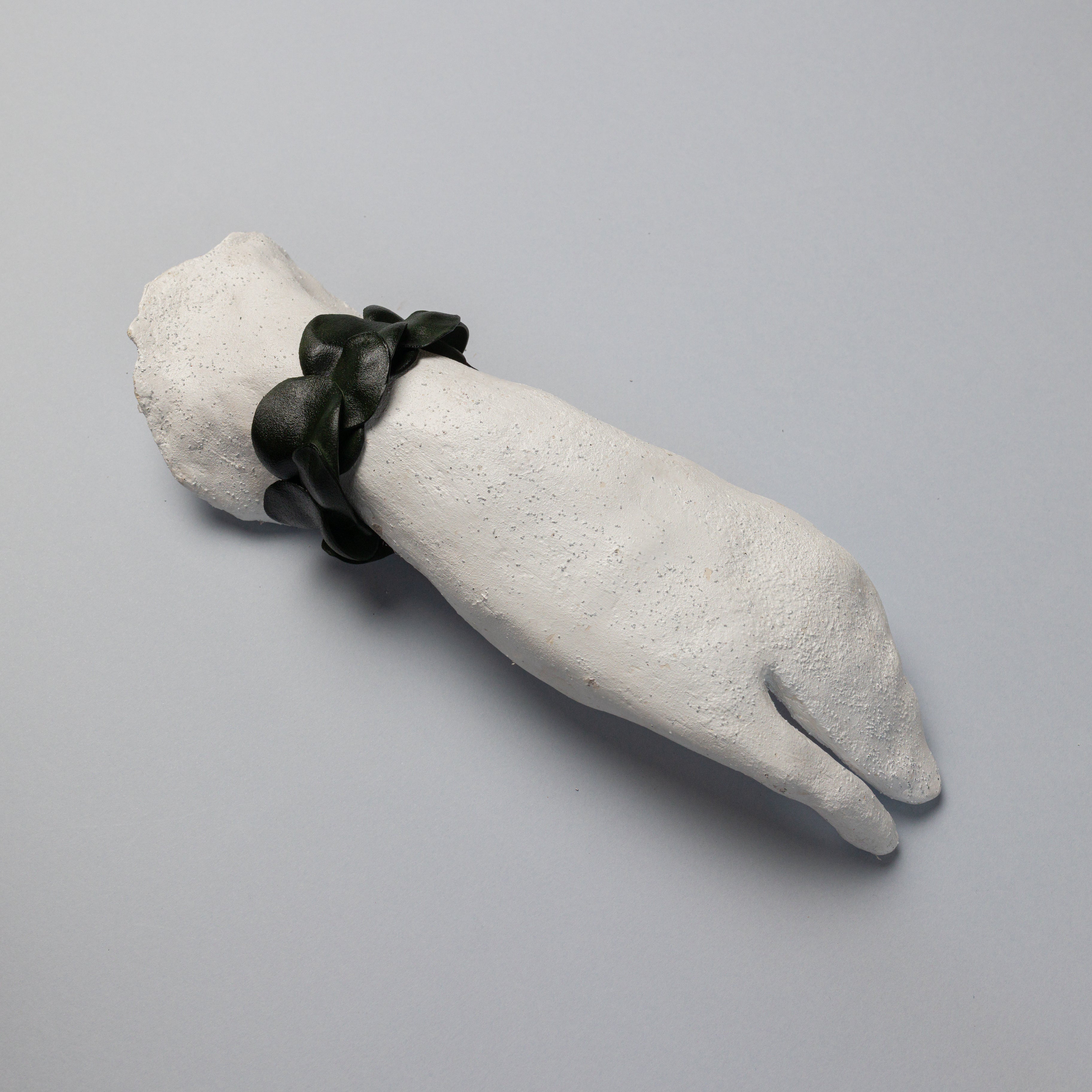BRACCIALE_PETALI_BLACK_SFONDO_GRIGIO.jpg