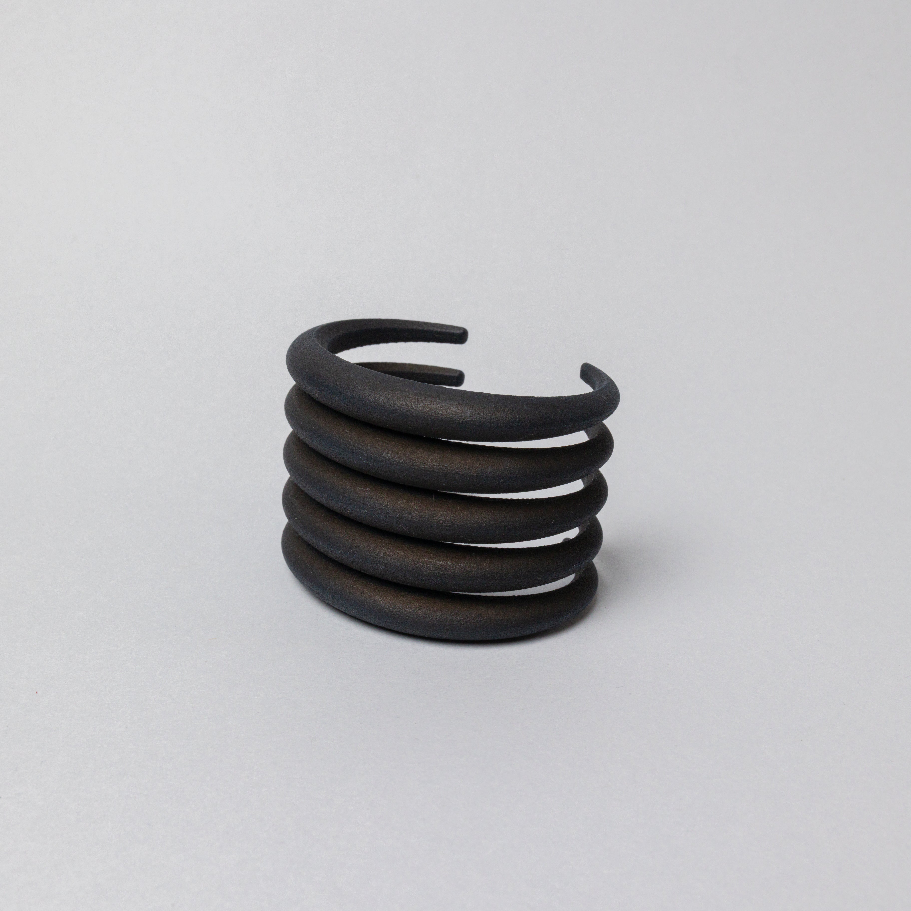 BRACCIALE_SWEEP_BIG_BLACK_SFONDO_GRIGIO.jpg