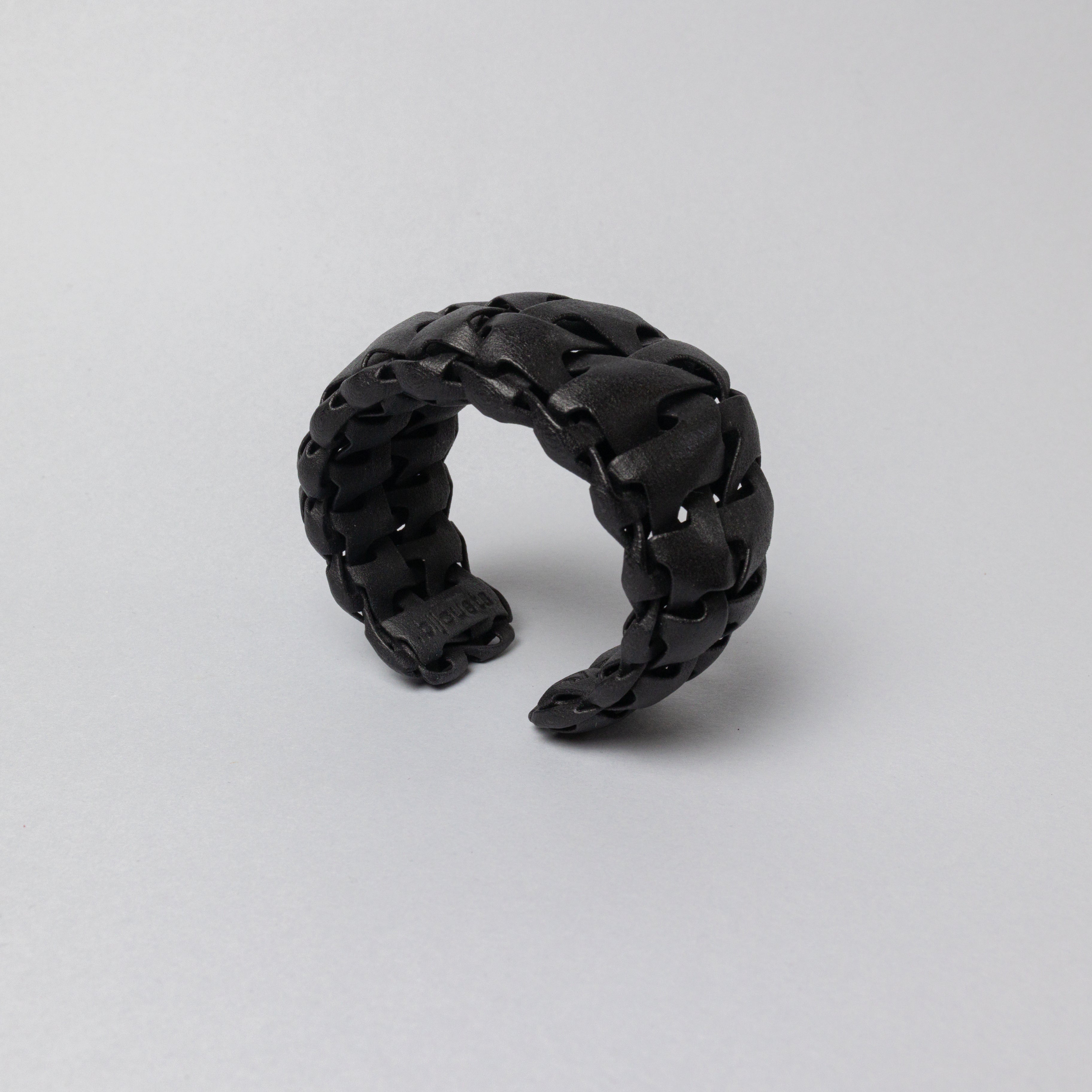 BRACCIALE_TRECCIO_BLACK_SFONDO_GRIGIO.jpg