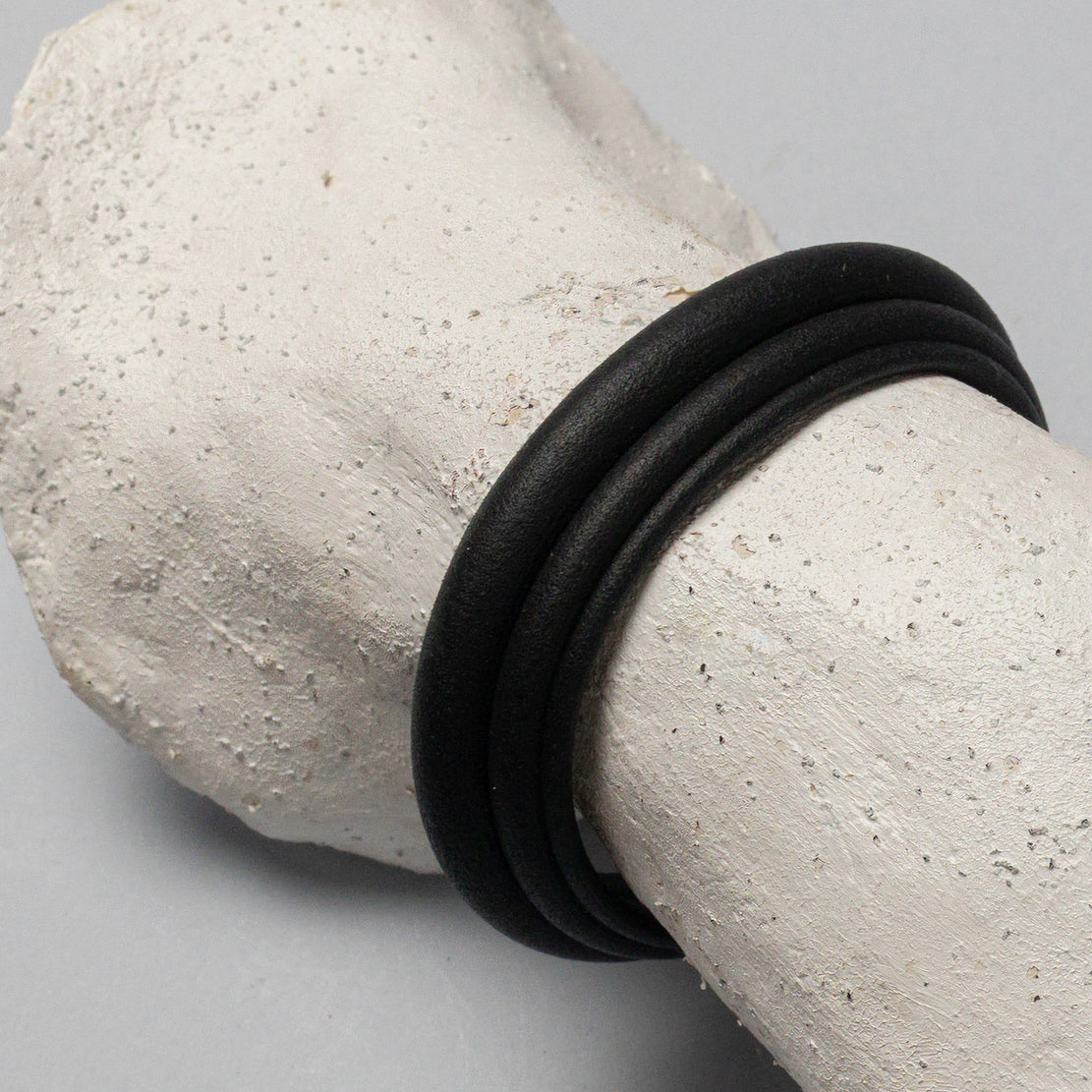 BRACCIALE_TUBETTI_BLACK_DETTAGLIO.jpg