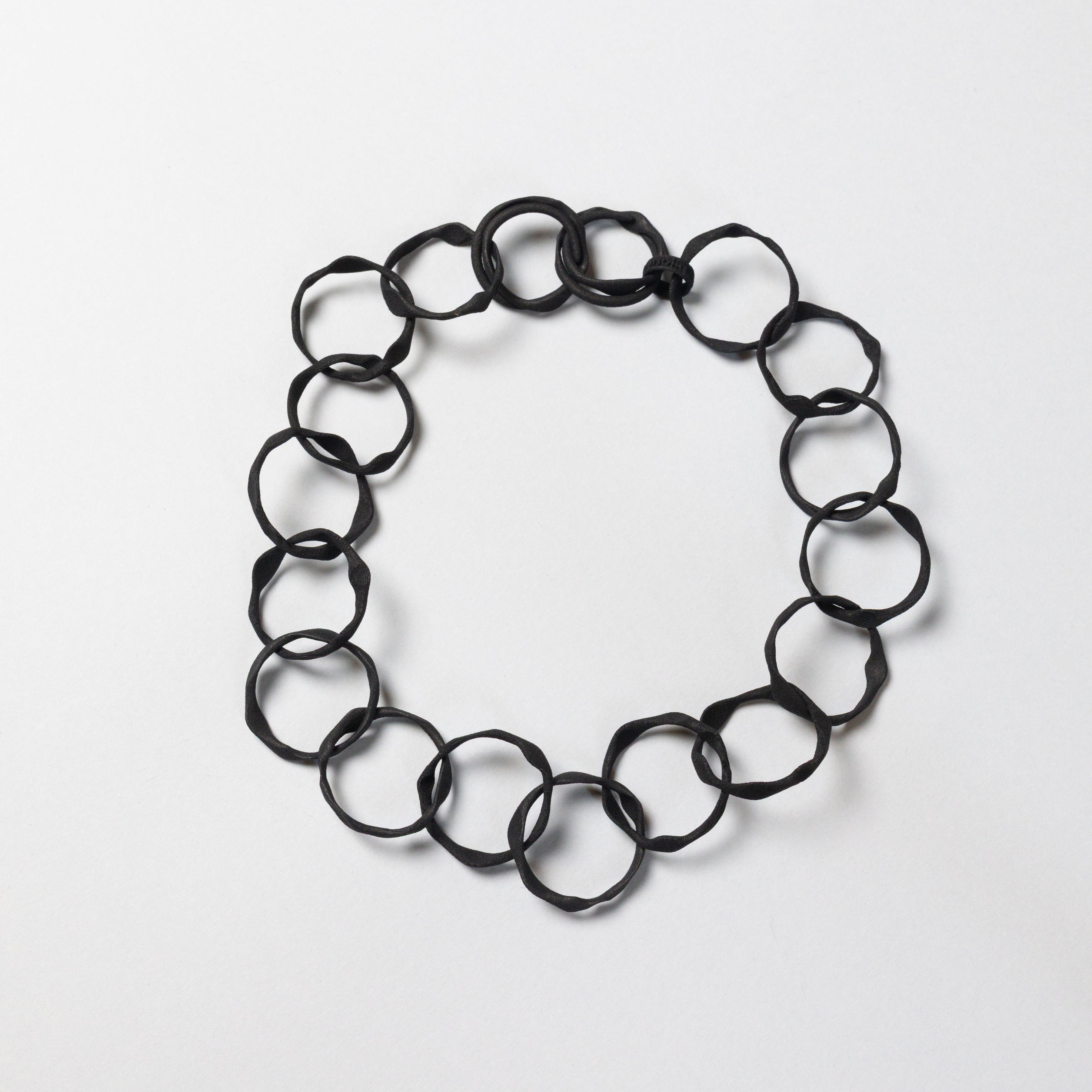 COLLANA_CARTA_BLACK_SFONDO_GRIGIO.jpg