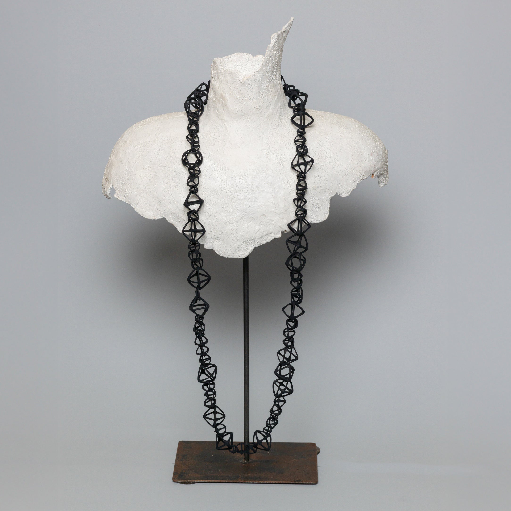COLLANA_INTRIGO_BIG_BLACK_SFONDO_GRIGIO.jpg