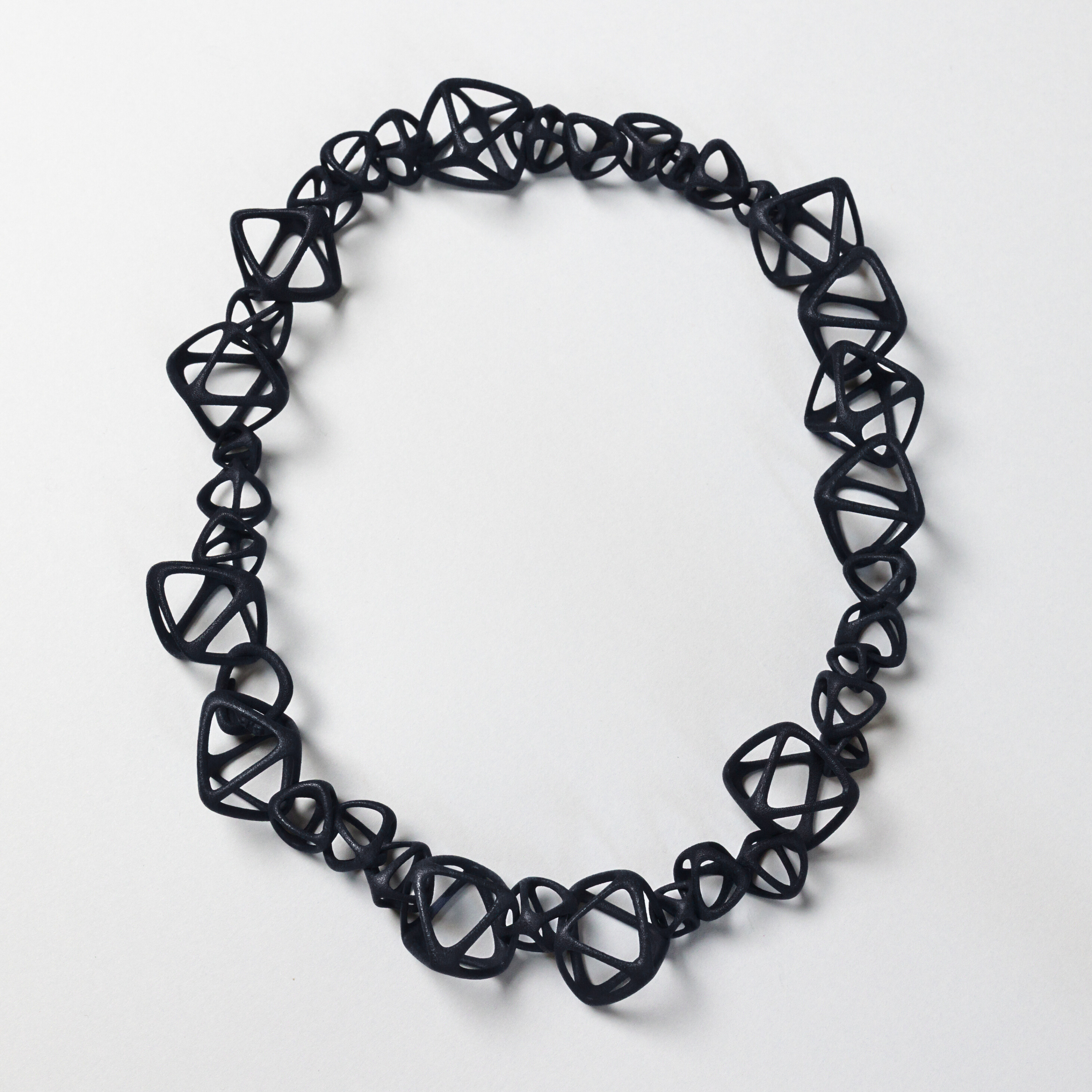 COLLANA_INTRIGO_SMALL_BLACK_SFONDO_GRIGIO.png