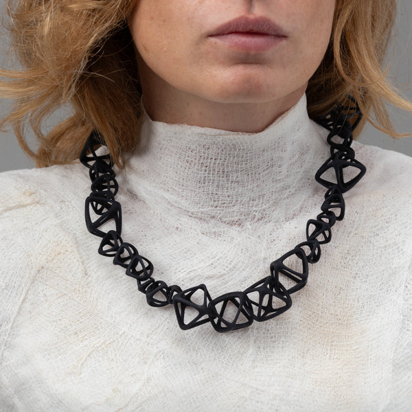 Intrigo Small - Necklace - Indossata 1