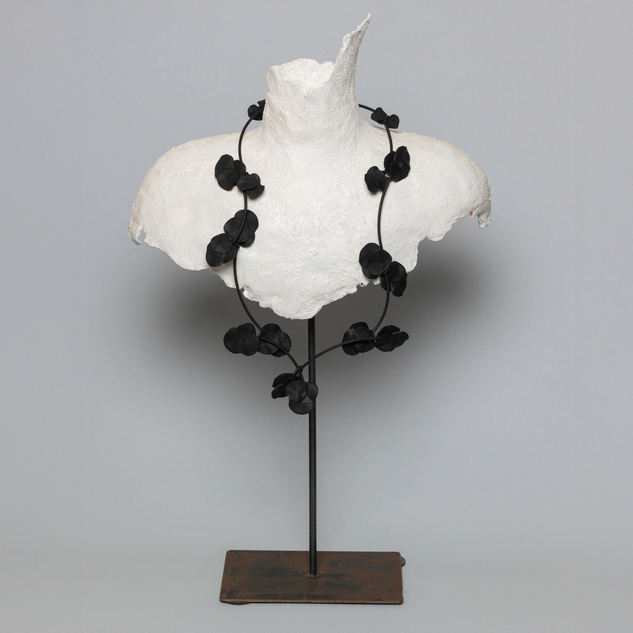 COLLANA_PETALI_LONG_BLACK_SFONDO_GRIGIO.jpg