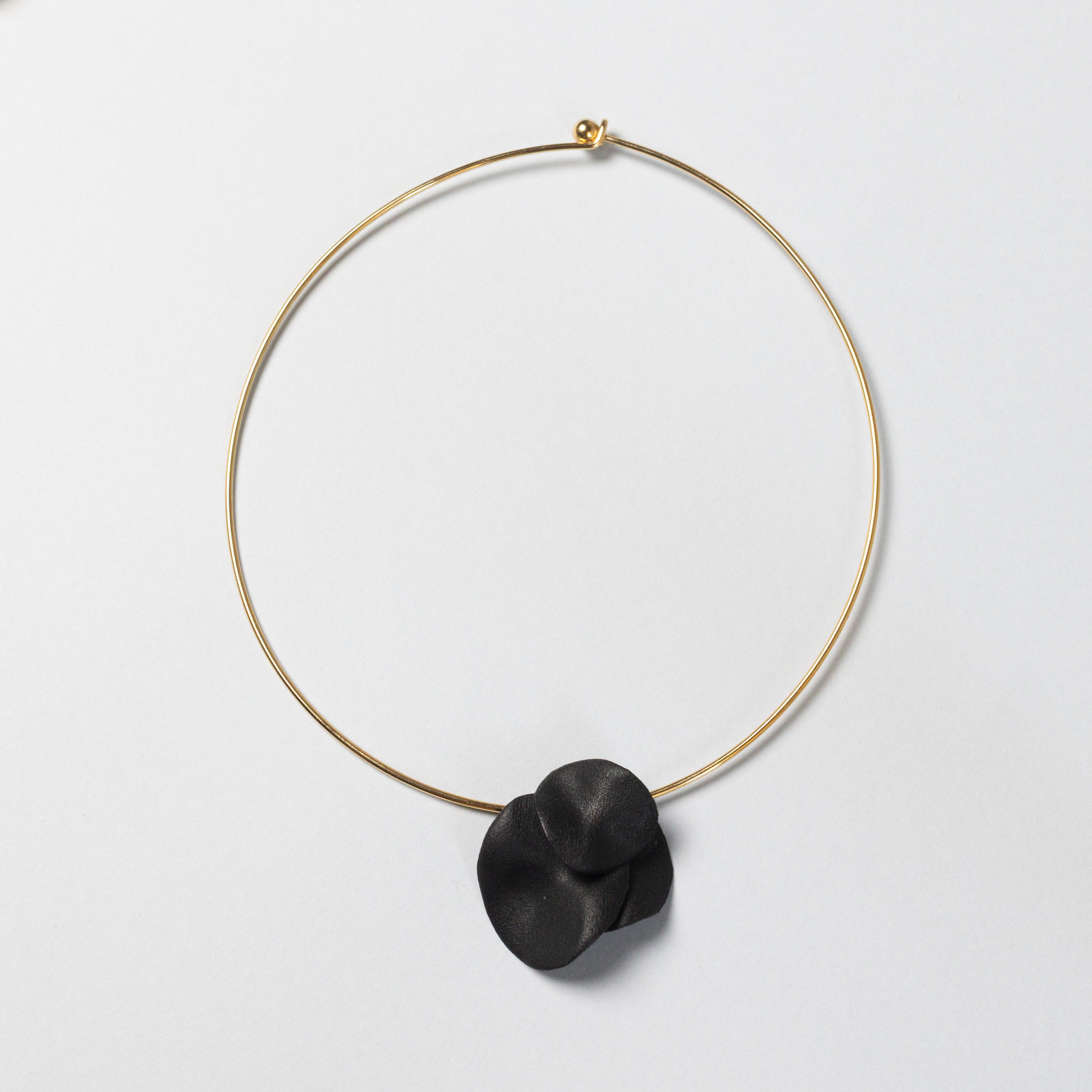 COLLANA_PETALI_ORO_BLACK_SFONDO_GRIGIO.jpg