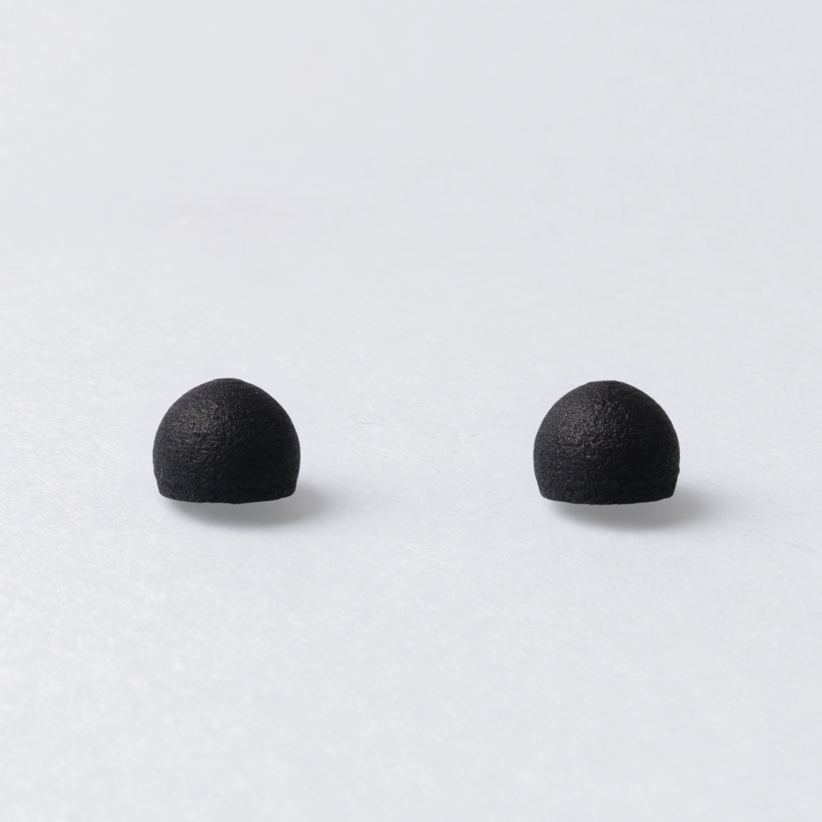 ORECCHINI_LOBINI_ROUND_BLACK_SFONDO_GRIGIO.png
