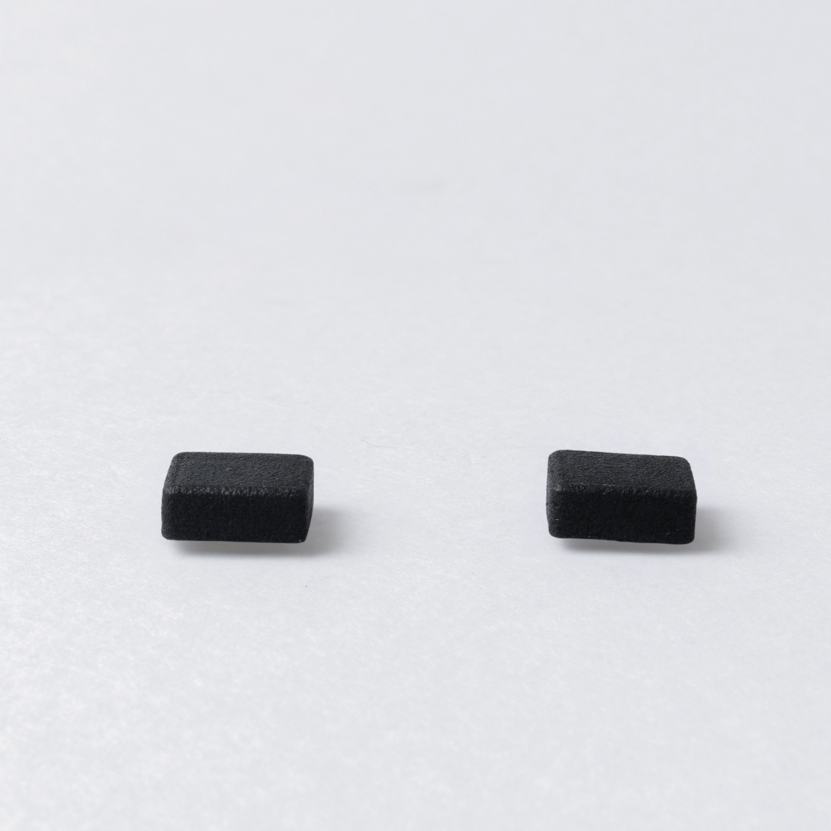 ORECCHINI_LOBINI_SQUARE_BLACK_SFONDO_GRIGIO.png