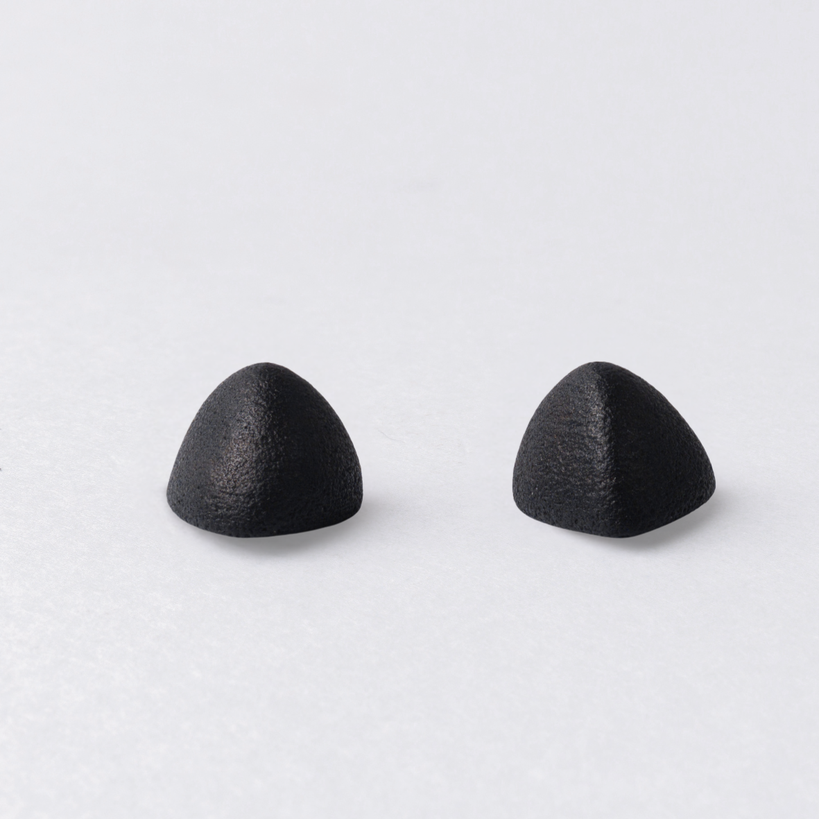 ORECCHINI_LOBINI_STONE_BLACK_SFONDO_GRIGIO.png
