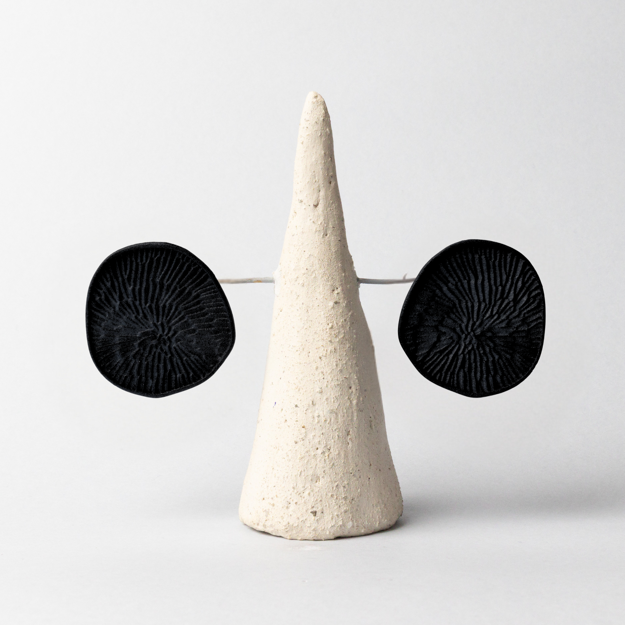 ORECCHINI_MATERIA_BLACK_SFONDO_GRIGIO.png